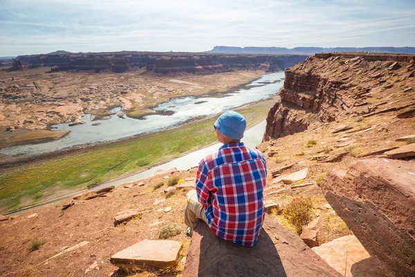 Muž Horském Útesu Turistická Scéna — Stock fotografie