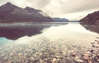 Patagonya 'daki güzel dağ manzaraları. Güney Amerika, Arjantin 'de dağlar gölü.