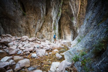 Kanyonda yürüyüş yapan bir adam var.