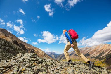 Backpacker sonbahar dağlarında zam