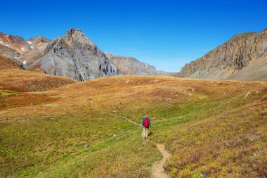 Backpacker sonbahar dağlarında zam