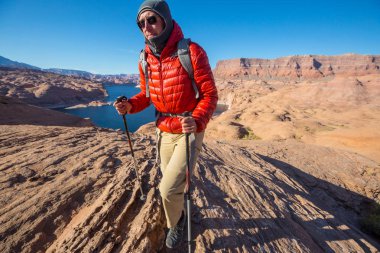 Utah dağlarında yürüyüş. Alışılmadık doğal manzaralarda yürüyüş. Fantastik kumtaşı oluşumları.
