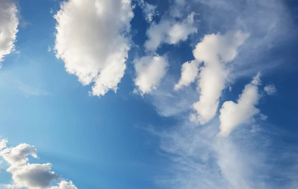 Sonnigen Hintergrund Blauen Himmel Mit Weißen Wolken Natürlichen Hintergrund — Stockfoto