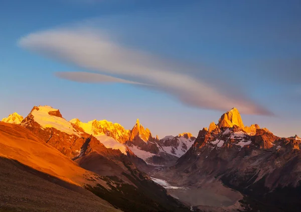 Słynny Cerro Fitz Roy Jeden Najpiękniejszych Najtrudniejszych Akcentowania Skalistych Szczytów — Zdjęcie stockowe