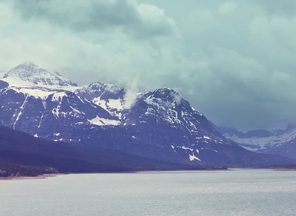 Escena Serena Junto Lago Montaña Canadá Con Reflejo Las Rocas —  Fotos de Stock