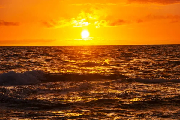 海の海岸での景色のカラフルな夕日 壁紙や背景画像のために良い — ストック写真