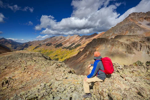 Homem Caminhando Nas Montanhas Rochosas Colorado Temporada Outono — Fotografia de Stock