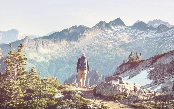 Backpacker Beim Wandern Den Herbstbergen — Stockfoto