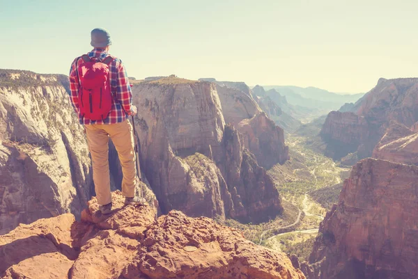 Kirándulás Zion Nemzeti Parkban Ember Sétál Ösvényen Utah Zion Nemzeti — Stock Fotó