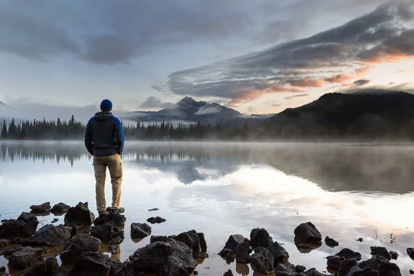 Hiker Avkopplande Serene Mountain Lake — Stockfoto
