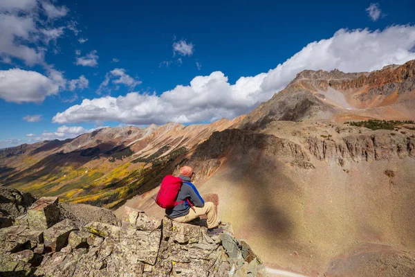 Χαλαρωτικό Backpacker Στα Βουνά — Φωτογραφία Αρχείου
