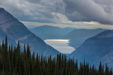 Pitoresk kayalık zirveleri buzul Milli Parkı, Montana, ABD