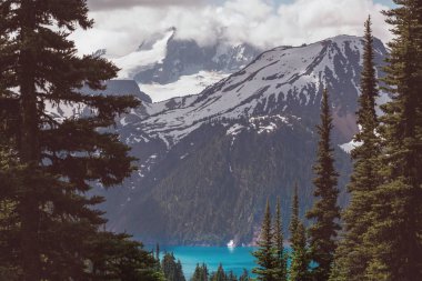 Whistler, BC, Kanada yakınlarındaki Garibaldi Gölü 'nün turkuaz sularına yürüyün. British Columbia 'da çok popüler bir yürüyüş merkezi..