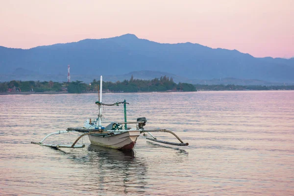 フィリピンのパラワン島 海に浮かぶ伝統的なフィリピン船 — ストック写真
