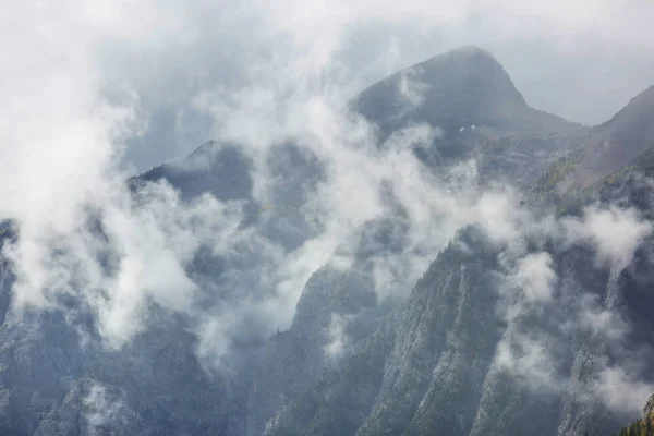 Prachtige Ochtend Scene Bergen Mist Bij Zonsopgang — Stockfoto