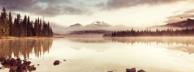Oregon, ABD 'de sabah dağlarında sakin ve güzel bir göl..