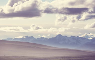 Yazın Alaska 'nın Picturesque Dağları. Karla kaplı kütleler, buzullar ve kayalık tepeler.