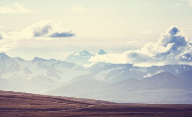 Yazın Alaska 'nın Picturesque Dağları. Karla kaplı kütleler, buzullar ve kayalık tepeler.