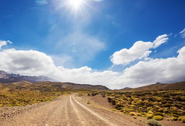 Kırsal kesimde bir yol. Terk edilmiş doğal seyahat geçmişi.