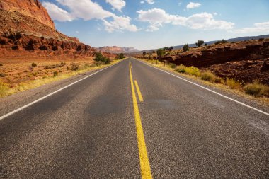 Dağlarda manzaralı bir yol. Seyahat arkaplanı.