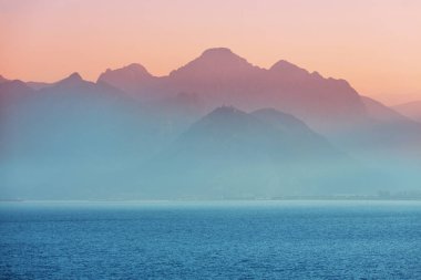 Türkiye 'nin güzel deniz kıyıları. Lycian yürüyüşü boyunca şaşırtıcı doğal manzaralar..