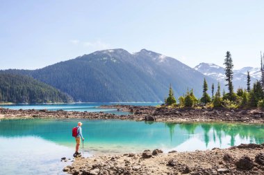 Whistler, BC, Kanada yakınlarındaki Garibaldi Gölü 'nün turkuaz sularına yürüyün. British Columbia 'da çok popüler bir yürüyüş merkezi..