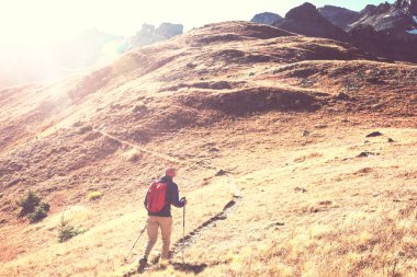 Sonbahar dağlarında yürüyüş. Sonbahar mevsimi teması.