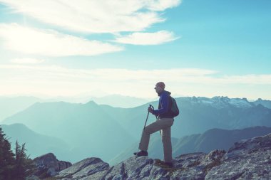 Yaz dağlarında gezintiye çıkmış bir gezgin.