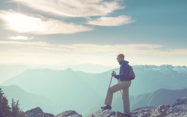 Yaz dağlarında gezintiye çıkmış bir gezgin.