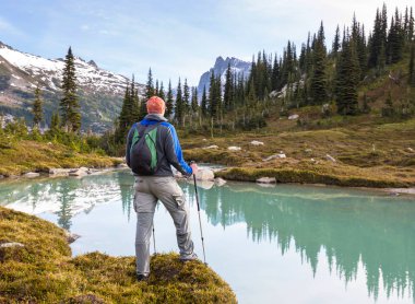 Sakin dağ gölünde rahatlatıcı Hiker