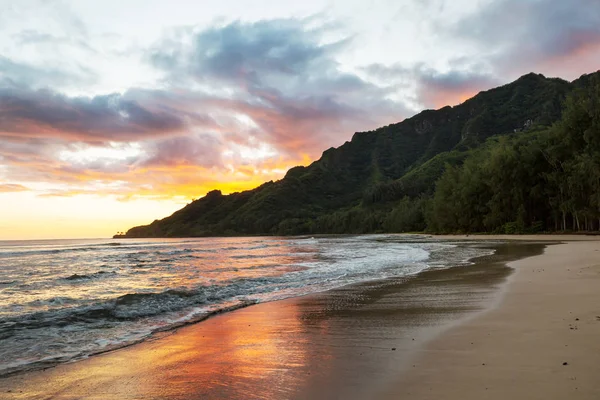 素晴らしい夕日で素晴らしいハワイのビーチ 美しい休日の背景 — ストック写真