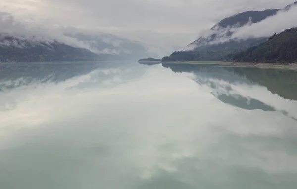 Kanada Daki Dağ Gölünün Sakin Sularındaki Kayaların Yansımasıyla Sakin Bir — Stok fotoğraf