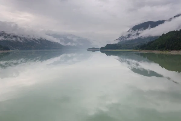 Lugn Scen Vid Fjällsjön Kanada Med Spegling Klipporna Lugnt Vatten — Stockfoto