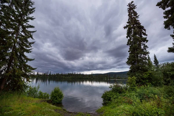 Heitere Szene Bergsee Kanada Mit Reflexion Der Felsen Ruhigen Wasser — Stockfoto