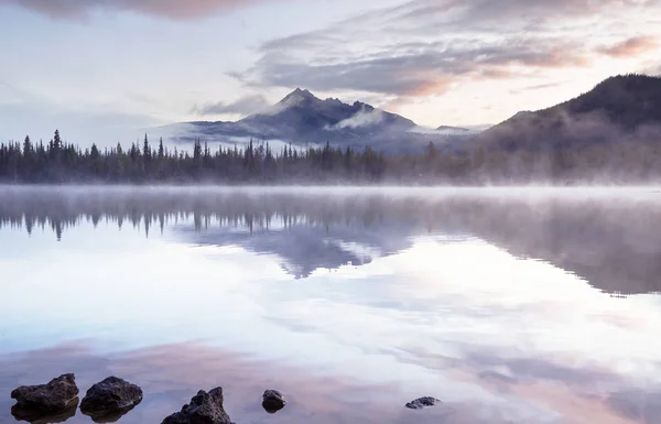 Escena Del Amanecer Hermoso Lago Sereno Oregon Estados Unidos Temporada —  Fotos de Stock