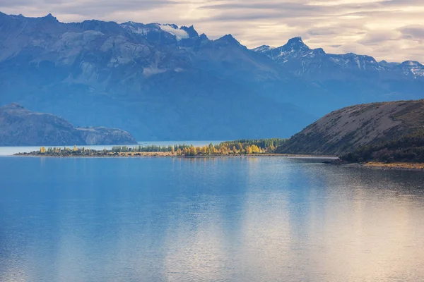 Piękne Górskie Krajobrazy Patagonii Jezioro Górskie Argentynie Ameryka Południowa — Zdjęcie stockowe
