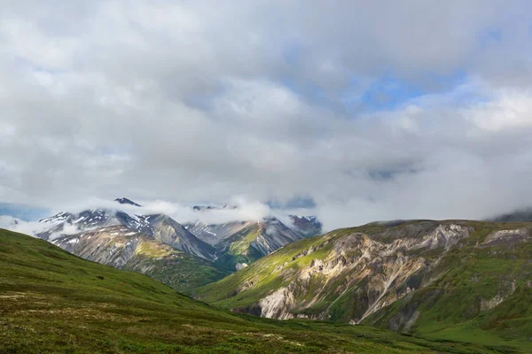 Pintorescas Montañas Alaska Verano Macizos Cubiertos Nieve Glaciares Picos Rocosos —  Fotos de Stock