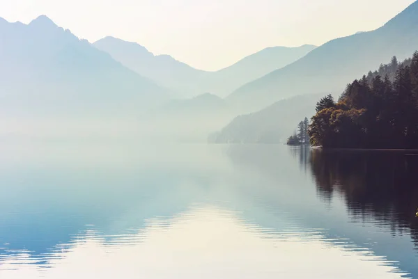 Klidné Jezero Horách Letní Sezóně Krásné Přírodní Krajiny — Stock fotografie