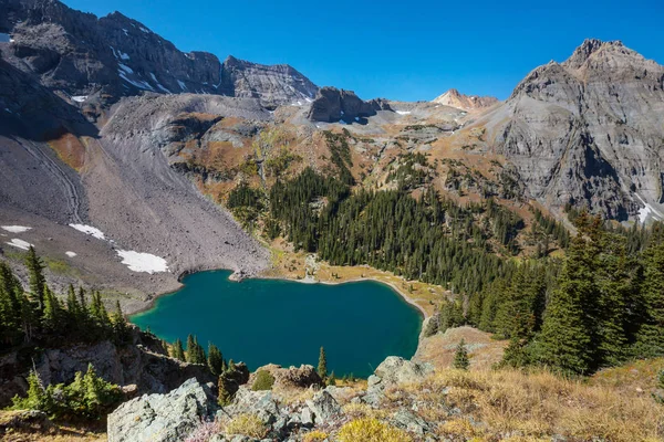 Klidné Jezero Horách Letní Sezóně Krásné Přírodní Krajiny — Stock fotografie