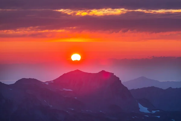 山の中で風景夕日 — ストック写真