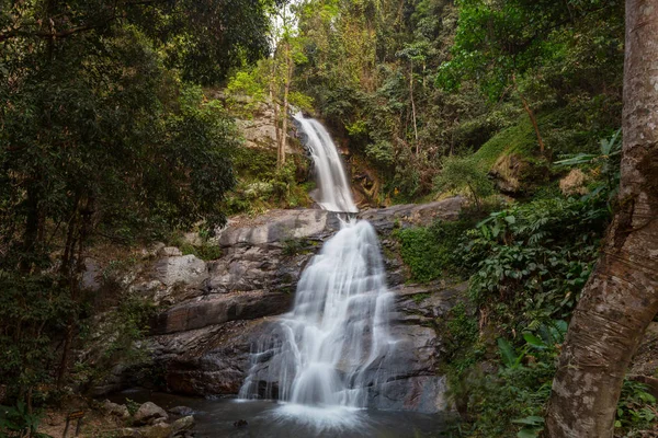 Wasserfall Schönen Grünen Wald — Stockfoto