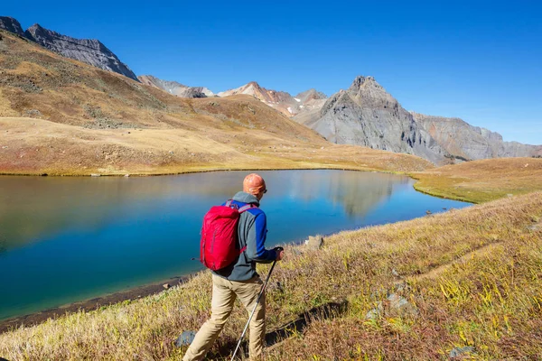 Backpacker Beim Wandern Den Herbstbergen — Stockfoto