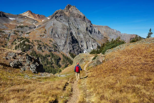 Backpacker Wędrówce Jesiennych Górach — Zdjęcie stockowe