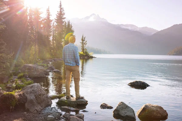 Lugn Scen Vid Fjällsjön Kanada Med Spegling Klipporna Lugnt Vatten — Stockfoto