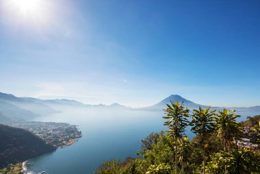 Güzel Atitlan Gölü ve Orta Amerika 'nın Guatemala dağlarında volkanlar