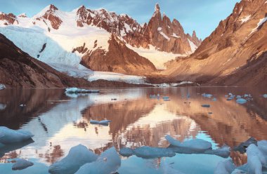 Arjantin 'in Patagonya dağlarındaki meşhur Cerro Torre zirvesi. Güney Amerika 'daki güzel dağ manzaraları.