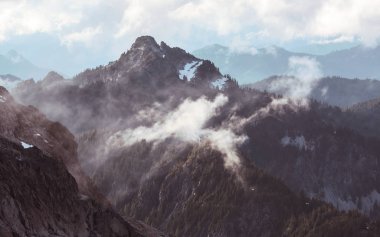 North Cascade Range, Washington / ABD 'de güzel bir dağ zirvesi.