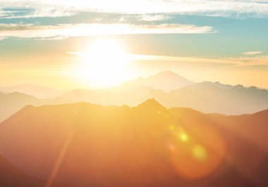 Dağlarda manzaralı günbatımı. Sonbahar mevsimi.