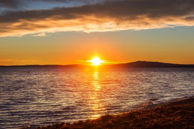 Deniz kıyısında manzara renkli gün batımı. Duvar kağıdı veya arkaplan resmi için iyi.