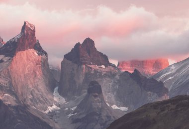 Şili 'deki Torres del Paine Ulusal Parkı' ndaki güzel dağ manzaraları. Dünyaca ünlü yürüyüş bölgesi.
